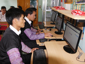Phòng truy cập Internet công cộng tại xã Hang Kia (Mai Châu) do ngành TT &TT đầu tư đã thu hút đông đảo đồng bào Mông tìm hiểu tra cứu thông tin.